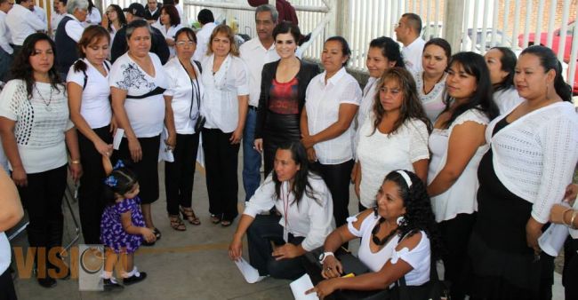 Entrega Ana Luisa Cervantes reconocimiento a 200 mujeres de Uruapan