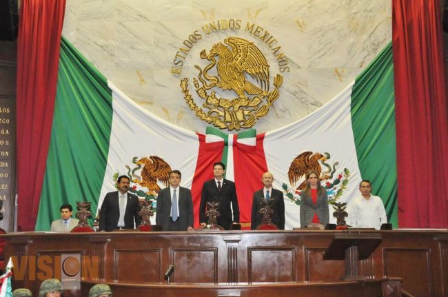 Preside Fausto Vallejo ceremonia de relevo de bandera en el recinto Legislativo.