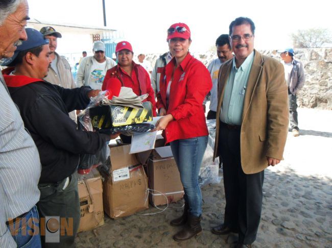 Entregan uniformes a trabajadores de Compesca.