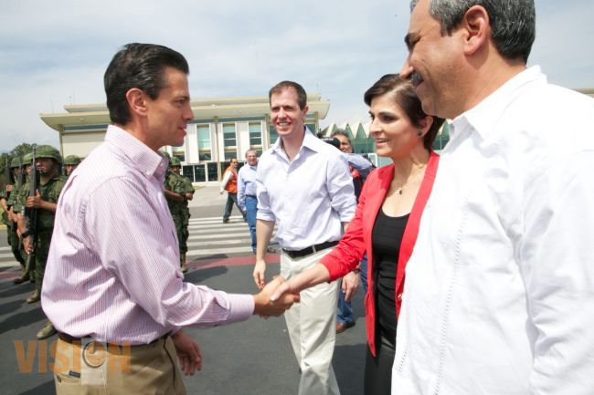 Aldo Macías se reunió con Enrique Peña Nieto en el aeropuerto de Uruapan