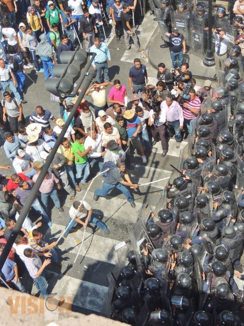 Dos Policías Heridos, tras enfrentamientos con Integrantes de la CNTE.