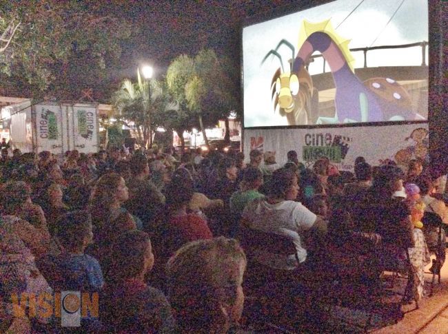Ofrece Sepsol función de Cine Móvil en Apatzingán.
