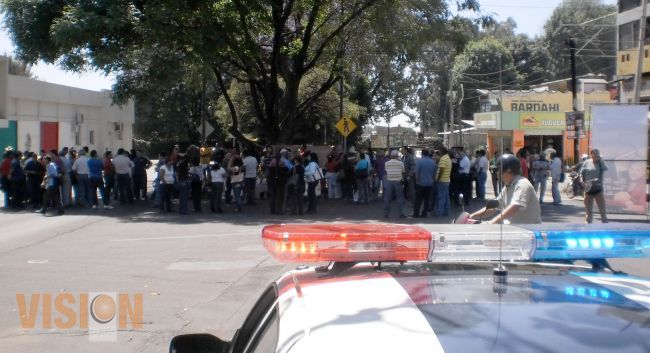 Plantón de profesores frente a la presidencia de Uruapan