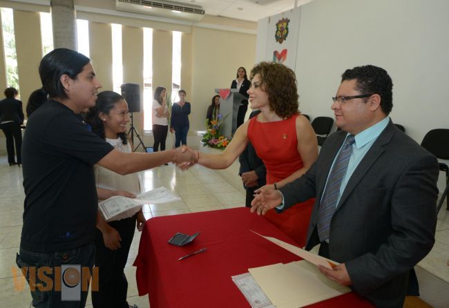 Dif Morelia apoya la regularización de estado civil de  ciudadanos de escasos recursos.