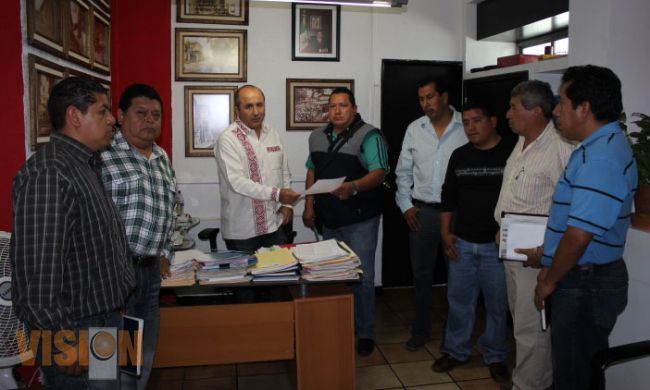 Se manifiestan maestros frente a la alcaldía por represión en la ciudad de Morelia