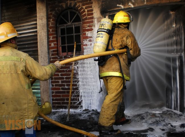 Pareja y tres hijos, graves al incendiarse su vivienda
