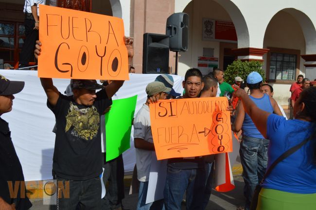 A dialogar por el bien de Apatzingán, invita edil a autodefensas