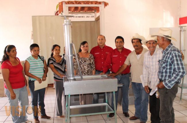 Gobierno municipal entrega estufas y baños ecológicos a habitantes de sur del municipio