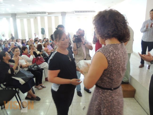 Dif Morelia entrega protesis externas mamarias a mujeres morelianas.