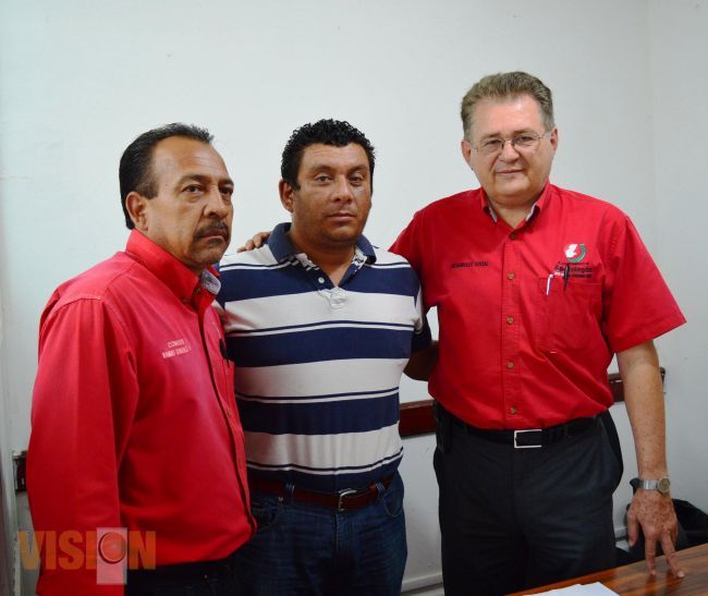 Otorga material deportivo a equipo de béisbol Ayuntamiento de Apatzingán