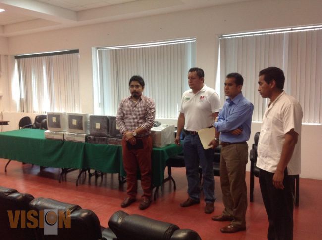 UNIVIM entrega computadoras para módulo en Lázaro Cárdenas.