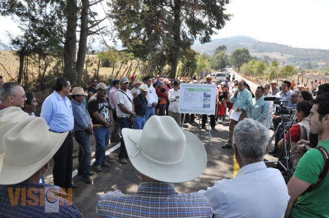 Inaugura Wilfrido Lázaro tramo que conecta dos comunidades de la Tenencia de Santiago Undameo 