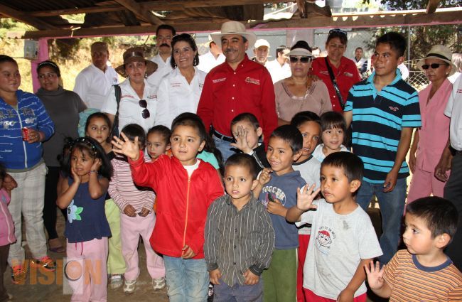 Aldo Macías reafirma compromiso con la zona rural sur de Uruapan