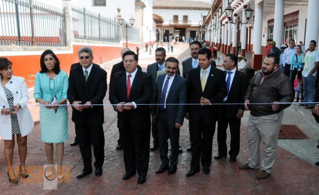 Inaugura Jesús Reyna obras y muestra artesanal en Ario de Rosales.
