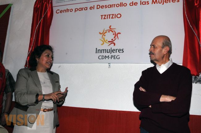 Inaugura Fausto Vallejo primer centro de atención para la mujer en Tzitzio.