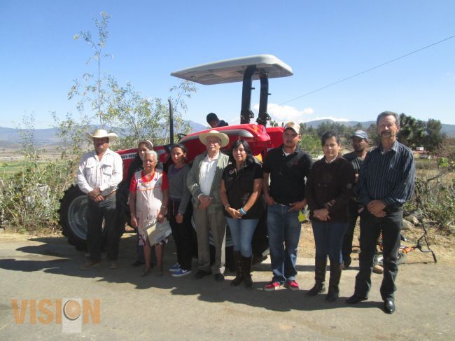 Ayuntamiento de Morelia, entrega 5 tractores a localidades del Municipio.
