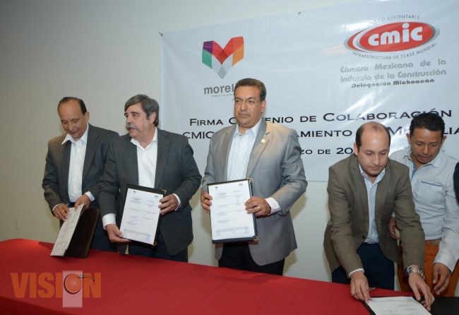 Firman convenio Ayuntamiento y CMIC Michoacana. 