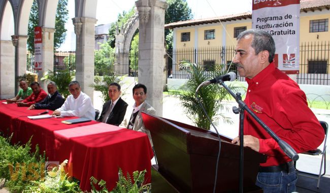 Aldo Macías entregó escrituras a 48 familias de escasos recursos económicos