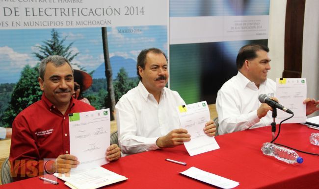 Firmó Aldo Macías convenio para obras de electrificación en Uruapan