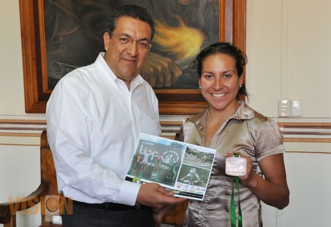 Recibe Wilfrido Lázaro Medina a la Ciclista Michoacana nayantzi Guzmán Fuerte.