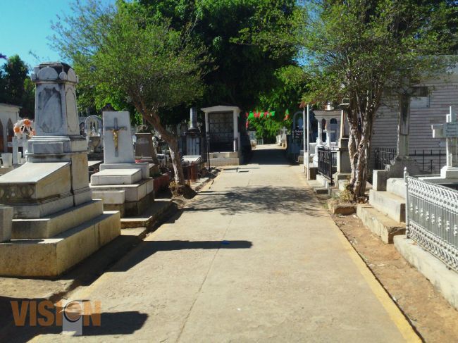 Dan mantenimiento permanente al Panteón Municipal de San Juan Evangelista.
