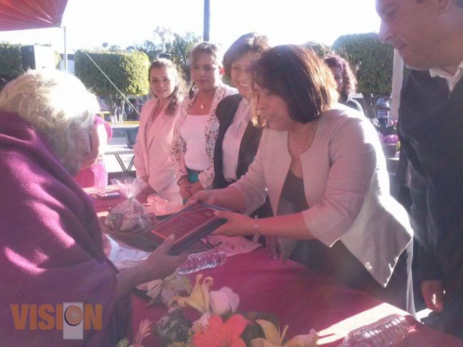 Familias de Irimbo reciben capacitación y material para estufas lorena.