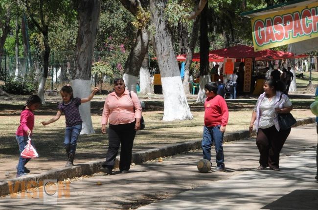 Familias michoacanas aprovechan puente y pasean por el Bosque Cuauhtémoc