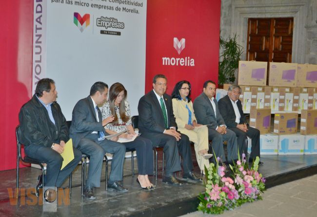 Ayuntamiento entrega equipo de cómputo para fortalecer empresas en crecimiento. 