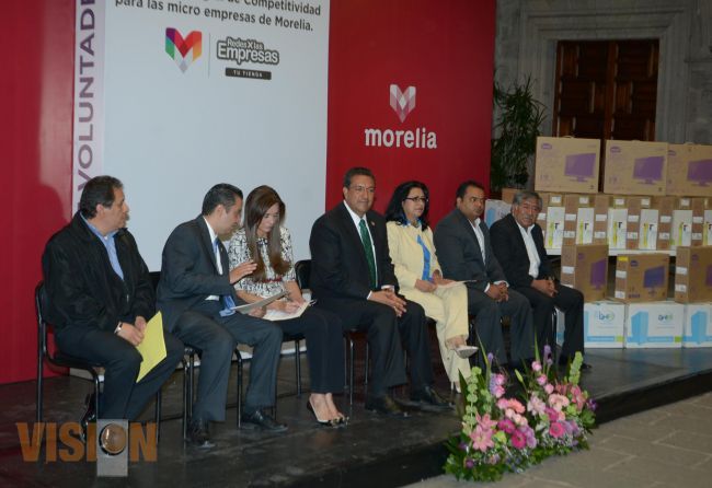 Ayuntamiento moreliano entrega equipo de cómputo a empresarios