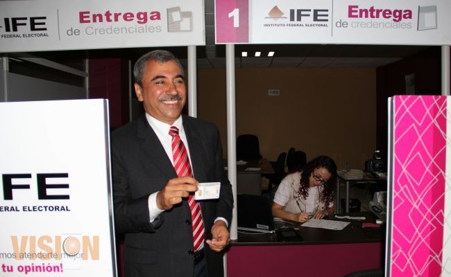 Aldo Macías renovó su credencial del IFE