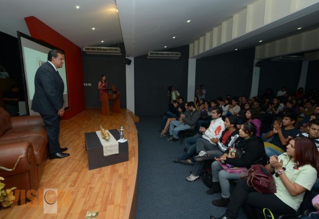 Celebra WLM encuentro con estudiantes de la Universidad Internacional Tomas Jeferson.