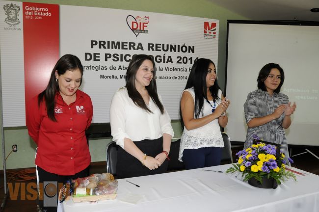 Sistema Dif Michoacán capacita a psicólogos en materia de violencia familiar.