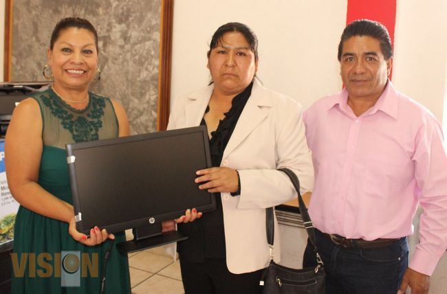 Entregan material a escuelas de la zona  Urbana y Rural de Uruapan