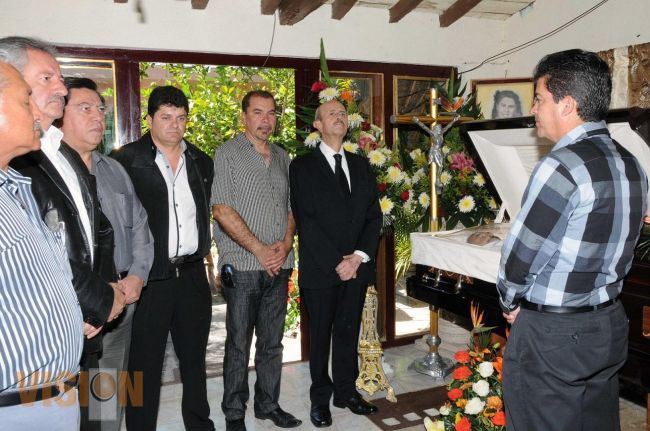 Acude Fausto Vallejo a exequias del alcalde de Tanhuato, Gustavo Garibay, se reunió con el Cabildo