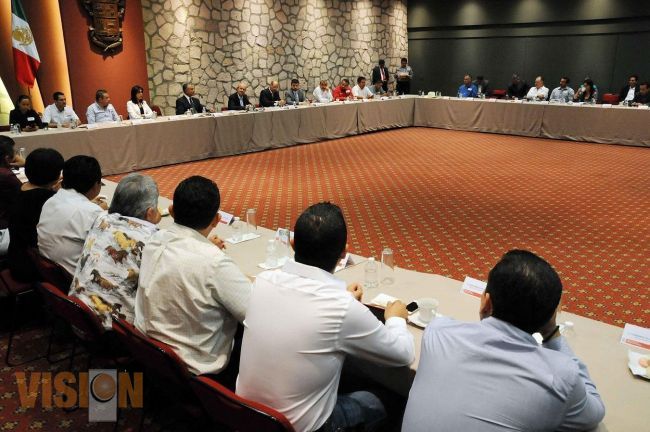 Sostiene Gobernador encuentro con Presidentes Municipales.