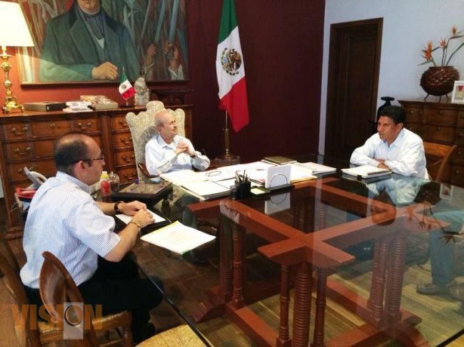 Atiende Fausto Vallejo a Edil de Tangancícuaro; envía apoyos por contingencia de tornado.