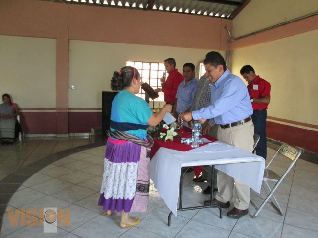 Entregan créditos para Artesanos de Chilchota.
