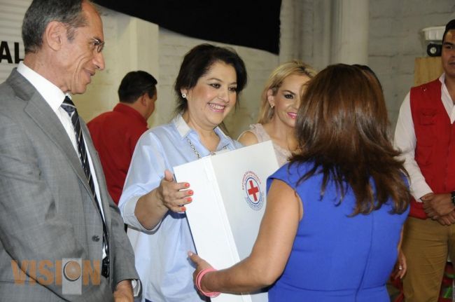 Patricia Mora entrega apoyos en la región ciénega de chapala.