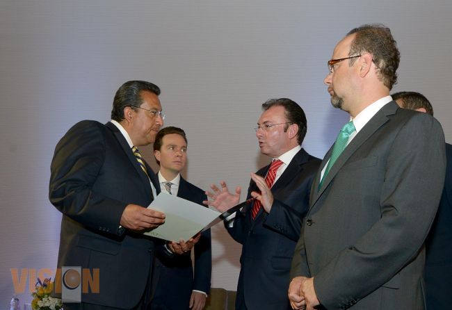 Asiste WLM a la presentación del libro “El Gobierno Municipal en la era Global”.