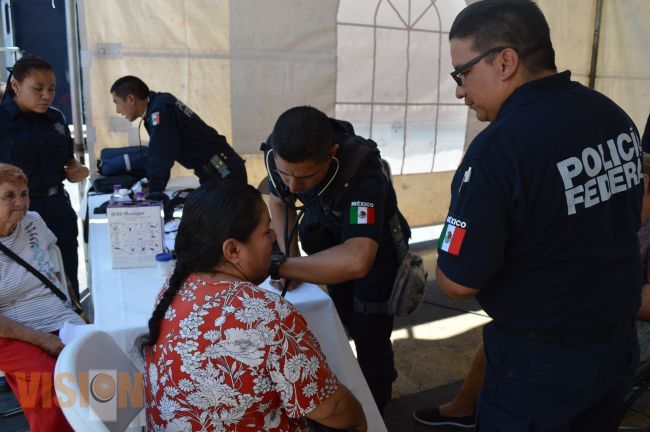 Policías federales realizan labor social en Apatzingán