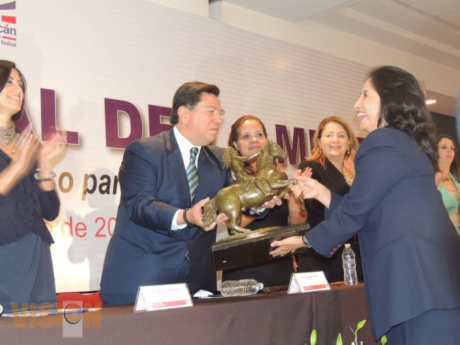 Entregán el Premio Estatal al Mérito de la Igualdad de Género 2014.