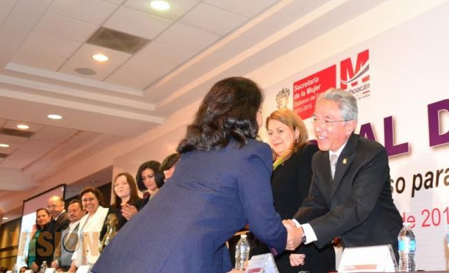 Obtiene profesora nicolaita premio estatal al Mérito de Igualdad de Género
