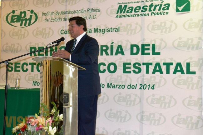 Transformar la visión de los servidores públicos beneficia a la sociedad: Reyna García.