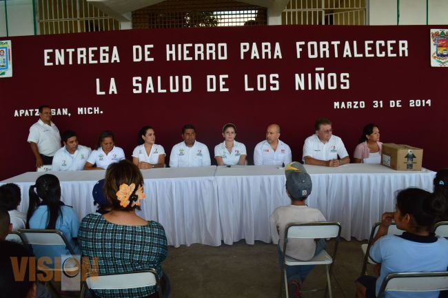 Entregan hierro a niños para fortalecer su salud: Cynhtia Galván de Chávez