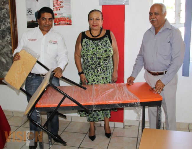 Equipan con mobiliario a 45 escuelas de educación básica en Uruapan