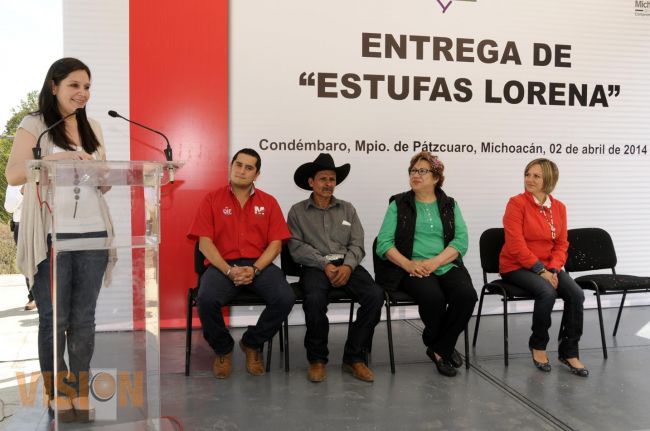 Dif Michoacán entrega estufas Lorena.