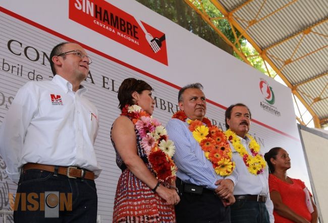 Los comedores comunitarios cambiaron nuestras vidas, dicen michoacanos a Rosario Robles