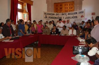 Reciben diputados a manifestantes pensionados y jubilados