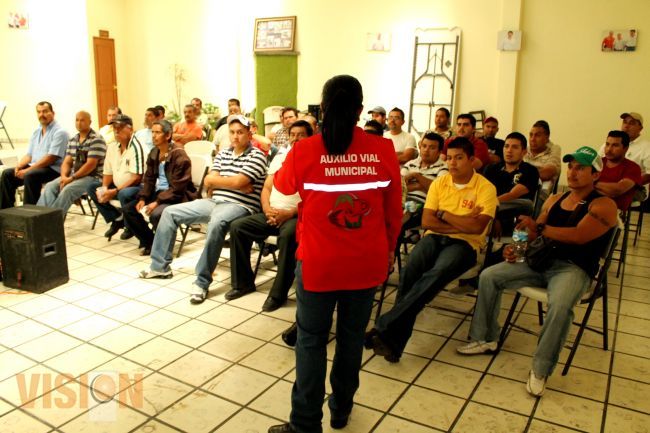 Gobierno municipal capacita a choferes del servicio público.