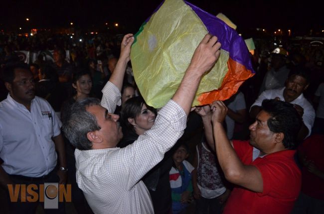 Globos de Cantolla iluminan el cielo de La Perla del Cupatitzio